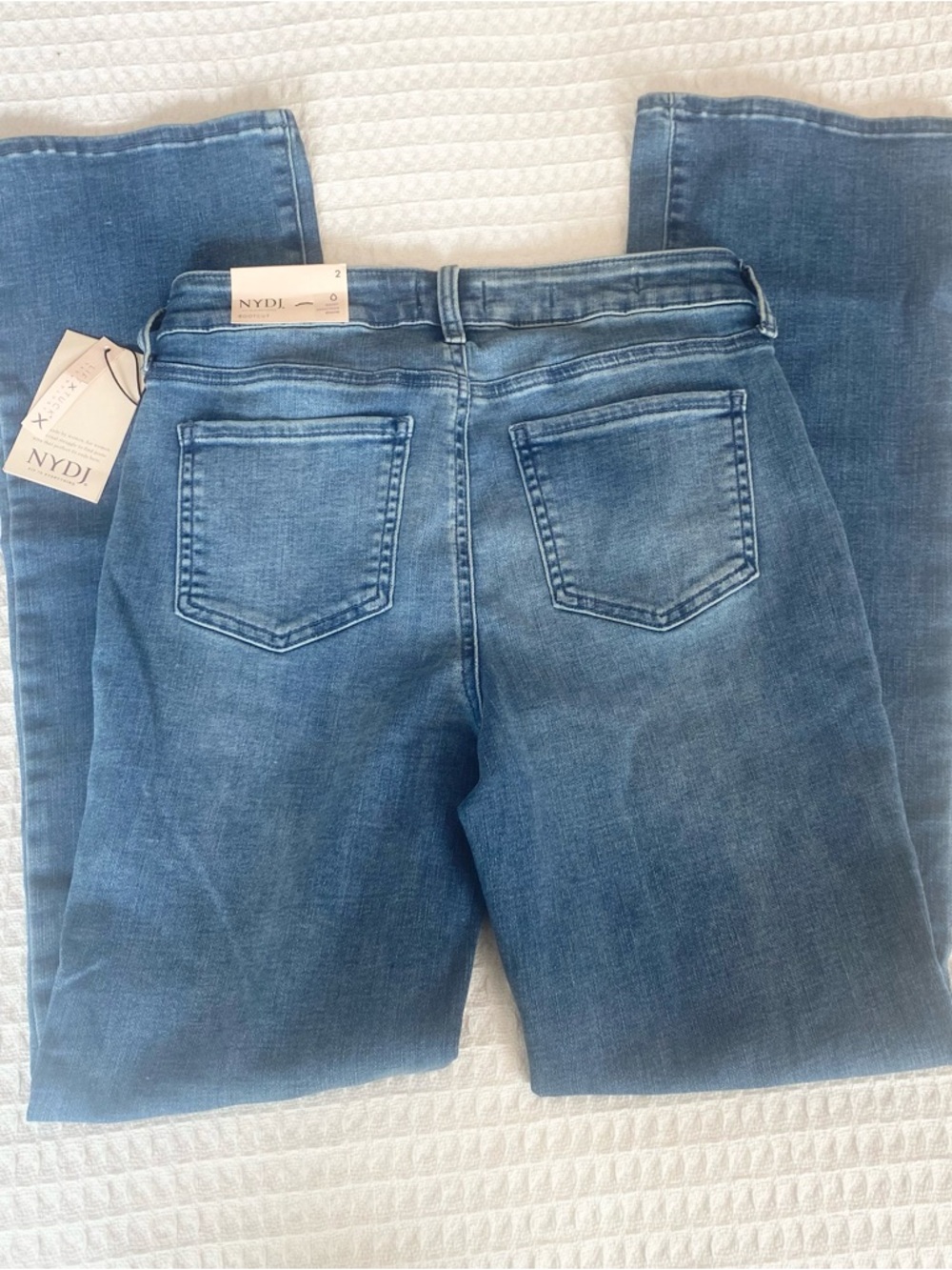NYDJ Bootcut Jeans in Medium Blue Wash size 2 NWT - Picture 7 of 8